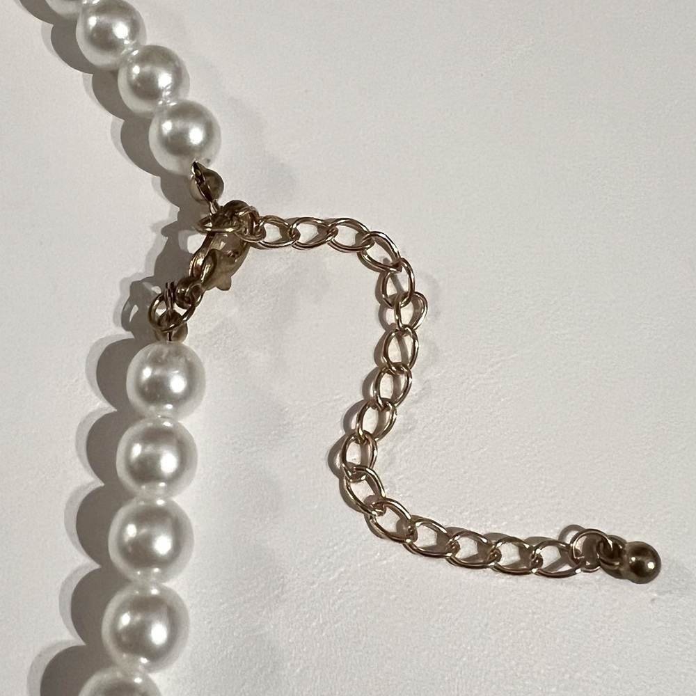 Faux Pearl Choker with Gold Medallion - Picture 5 of 6